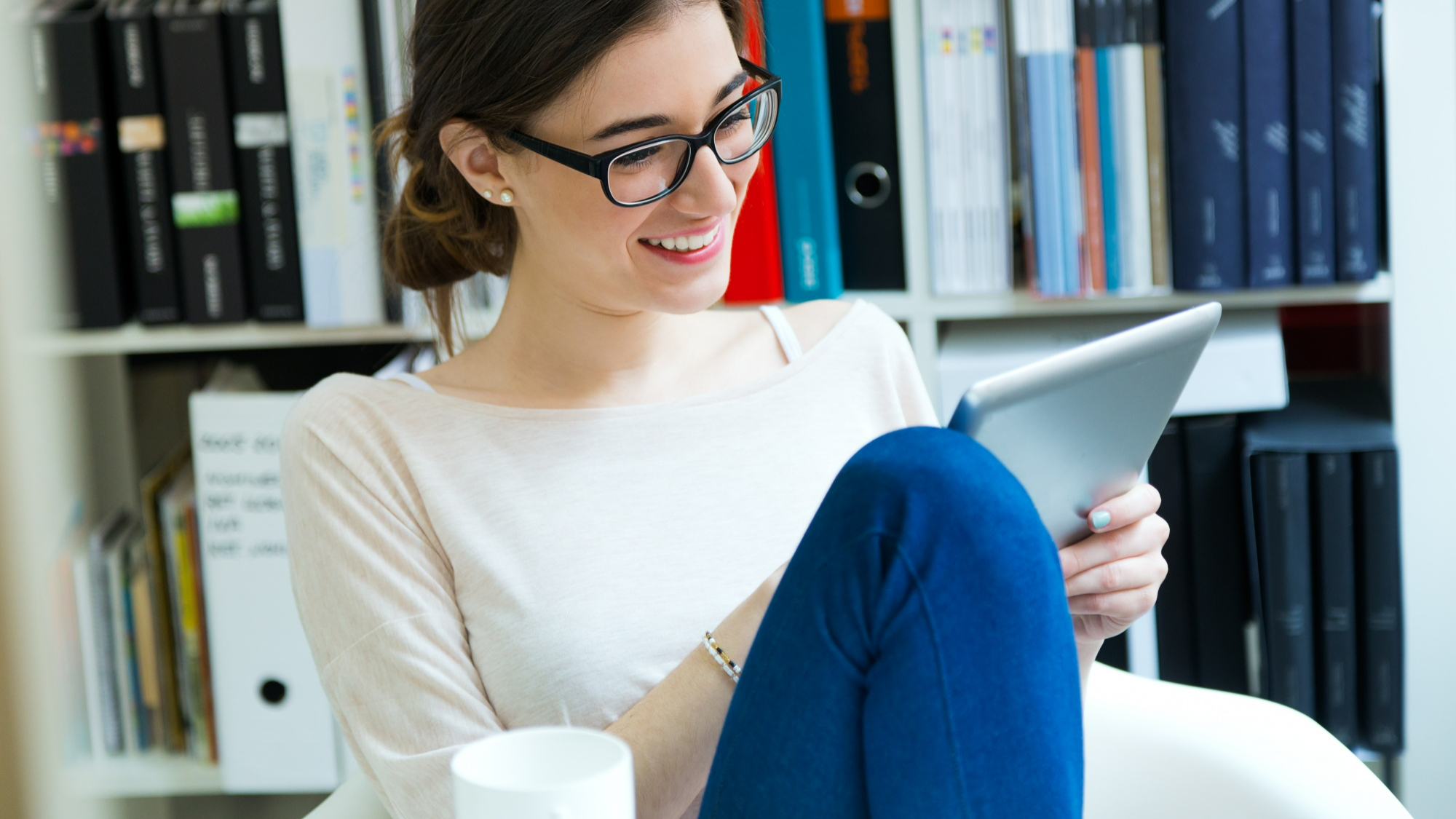 tablet-brunette-worker-office-electronic